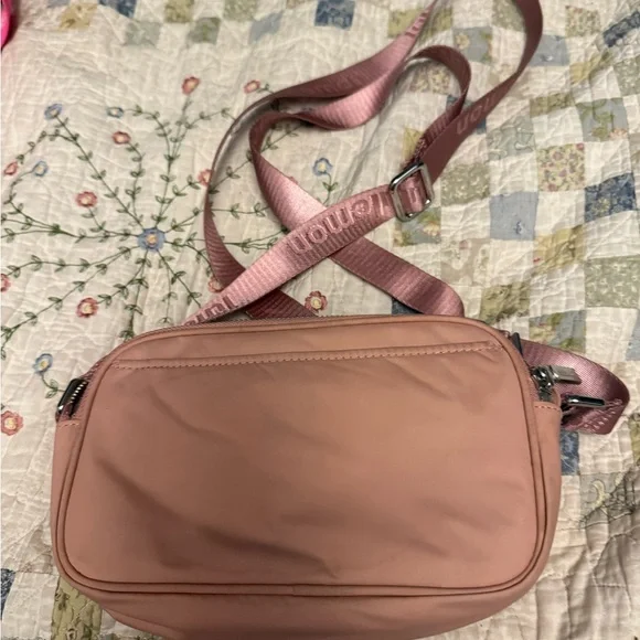 lululemon athletica Blush Pink Crossbody Camera Bag. 2L - Picture 2 of 3